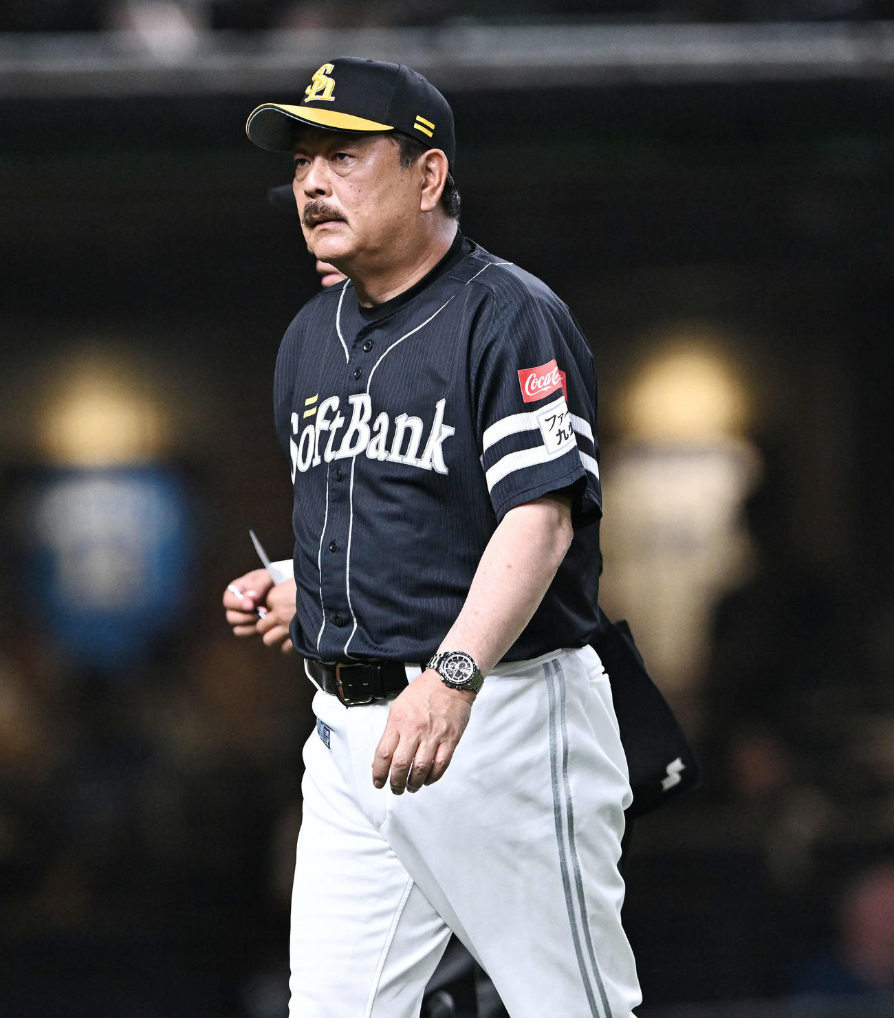 西武対ソフトバンク　交代を伝えるソフトバンク藤本監督（撮影・滝沢徹郎）
