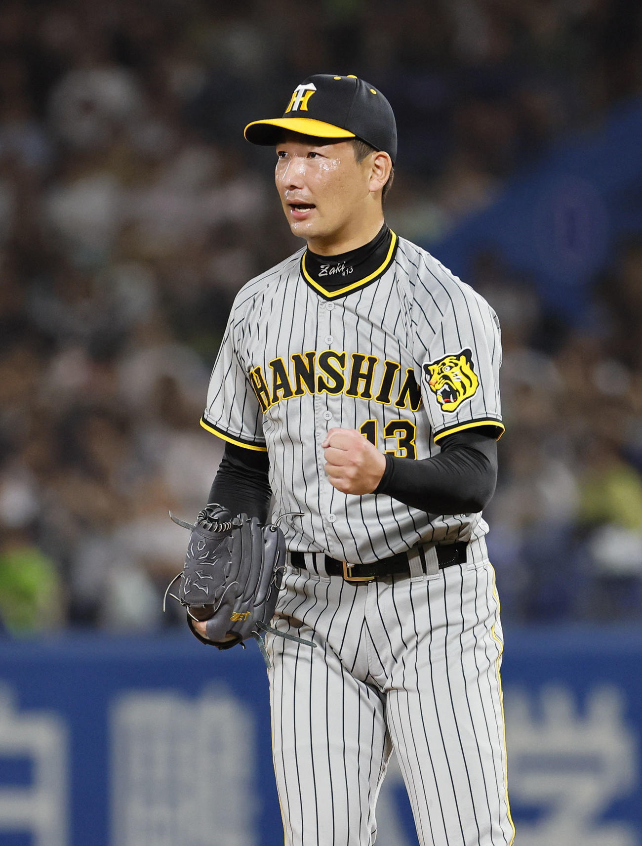 ヤクルト対阪神　9回を抑えガッツポーズをする阪神岩崎（撮影・藤尾明華）