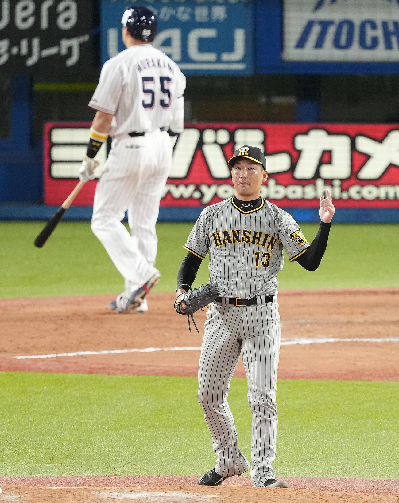 ヤクルト対阪神　9回裏ヤクルト2死、村上を見逃し三振に仕留めた岩崎（撮影・鈴木みどり）