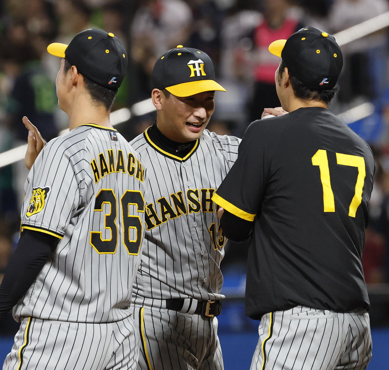 ヤクルト対阪神　ヤクルトに勝利し、青柳（右）にウィニングボールを渡す阪神岩崎（撮影・藤尾明華）