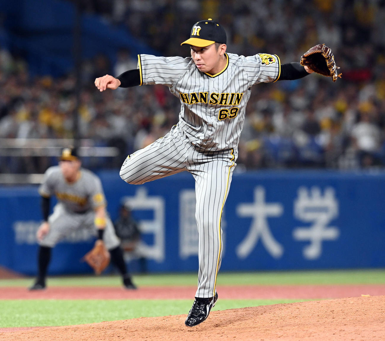 ヤクルト対阪神　8回途中からマウンドに上がった阪神石井（撮影・たえ見朱実）