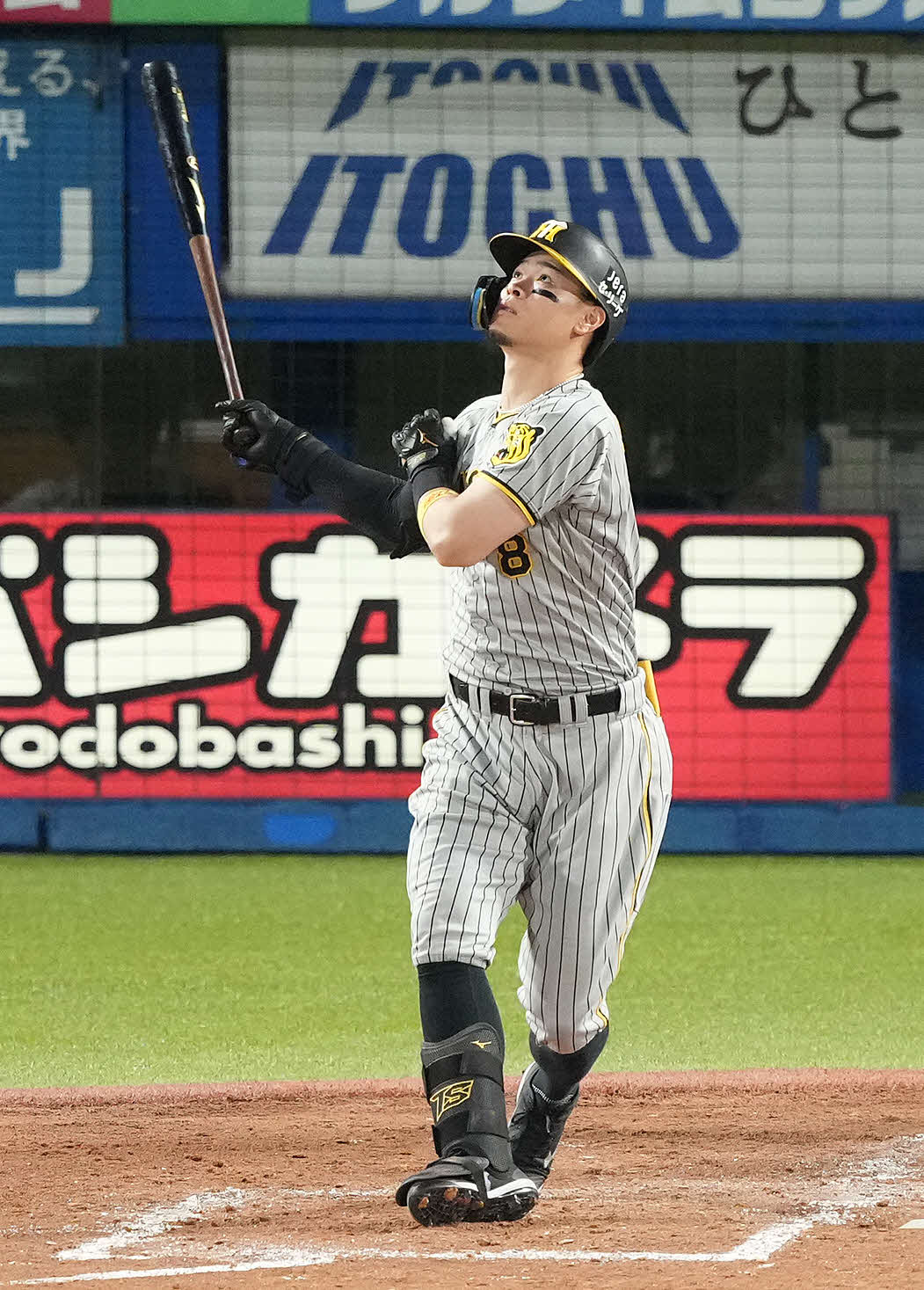 ヤクルト対阪神　3回表阪神2死一、三塁、右越え3点本塁打を放つ佐藤輝。投手ピーターズ（撮影・鈴木みどり）