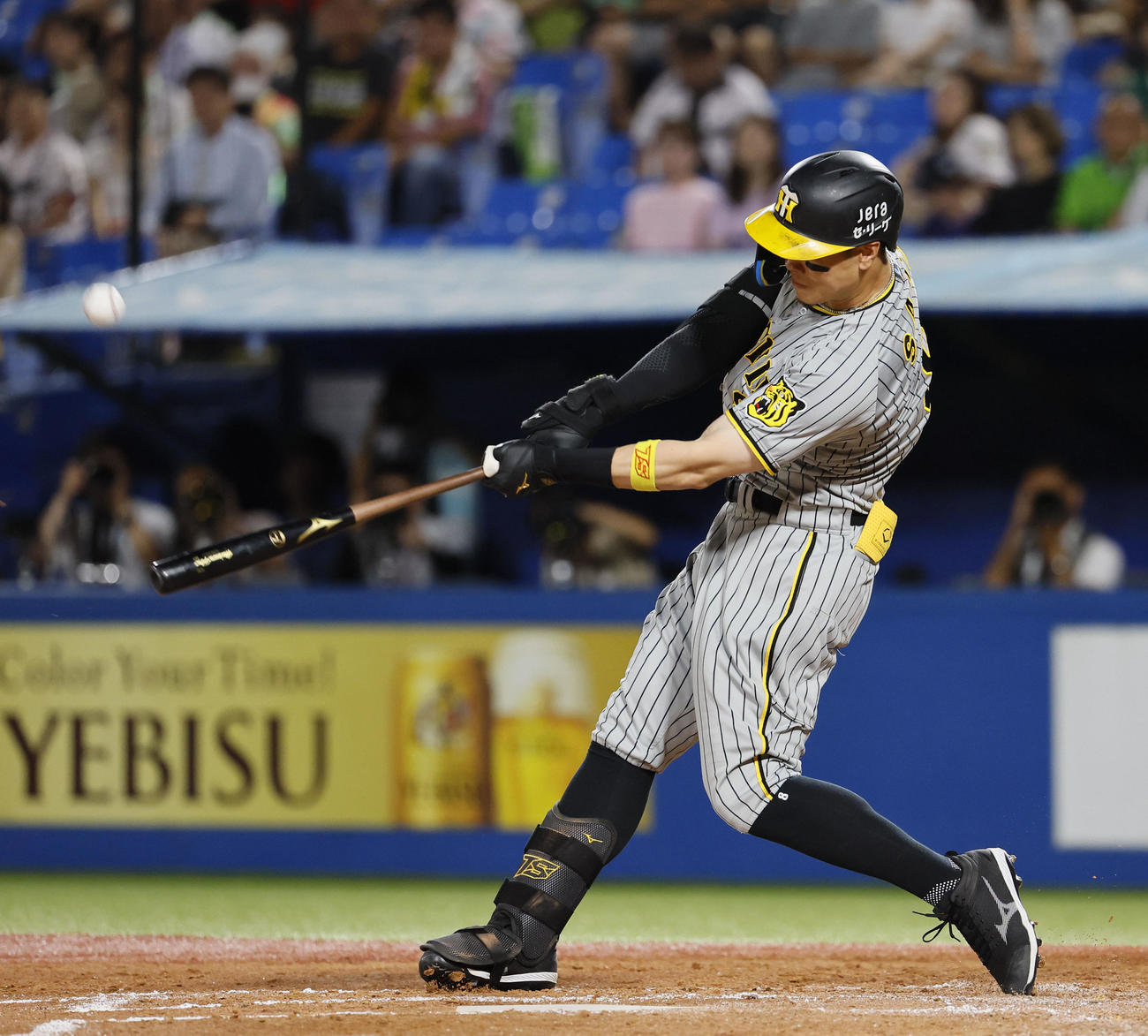 ヤクルト対阪神　3回表阪神2死一、三塁、佐藤輝は右越えに3点本塁打を放つ（撮影・藤尾明華）