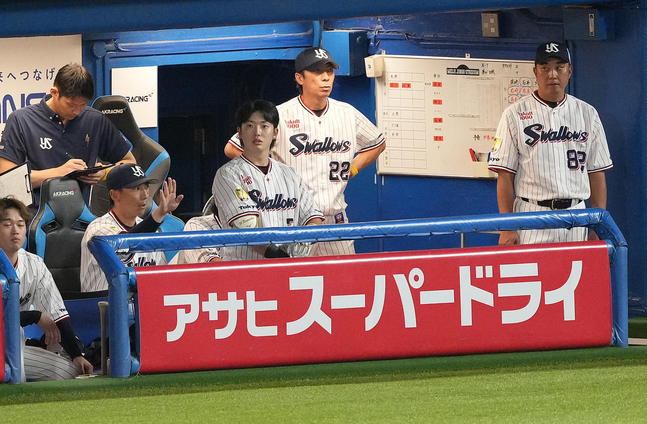 ヤクルト対阪神　ベンチで浮かない表情のヤクルト高津監督（中央）（撮影・鈴木みどり）