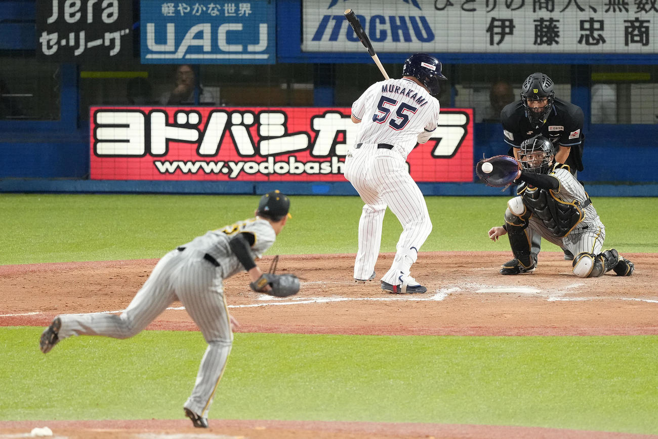 ヤクルト対阪神　9回裏ヤクルト2死、見逃し三振に倒れる村上。投手岩崎（撮影・鈴木みどり）