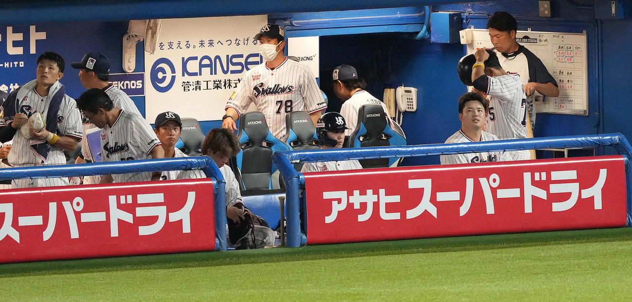ヤクルト対阪神　9回裏ヤクルト2死、見逃し三振に倒れ阪神に敗れた村上（右手前）はベンチへ戻りぼうぜんとする（撮影・鈴木みどり）