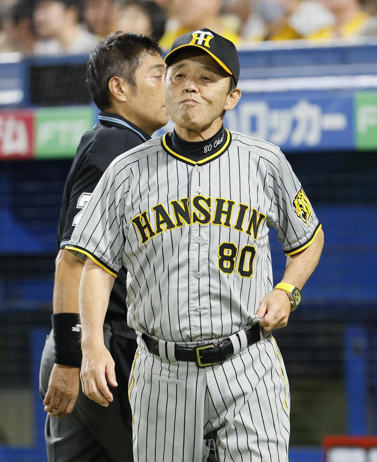 ヤクルト対阪神　8回、交代を告げた阪神岡田監督（撮影・藤尾明華）
