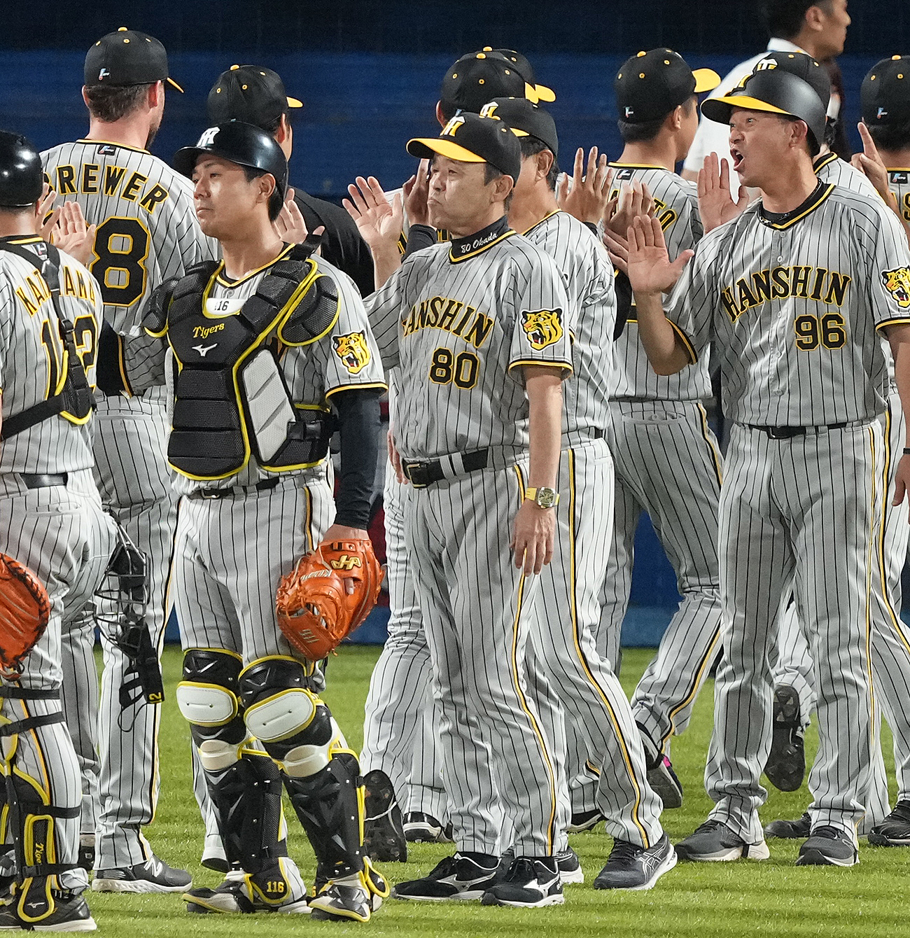 ヤクルト対阪神　ヤクルトに勝利し、ナインを迎える阪神岡田監督（中央）（撮影・鈴木みどり）
