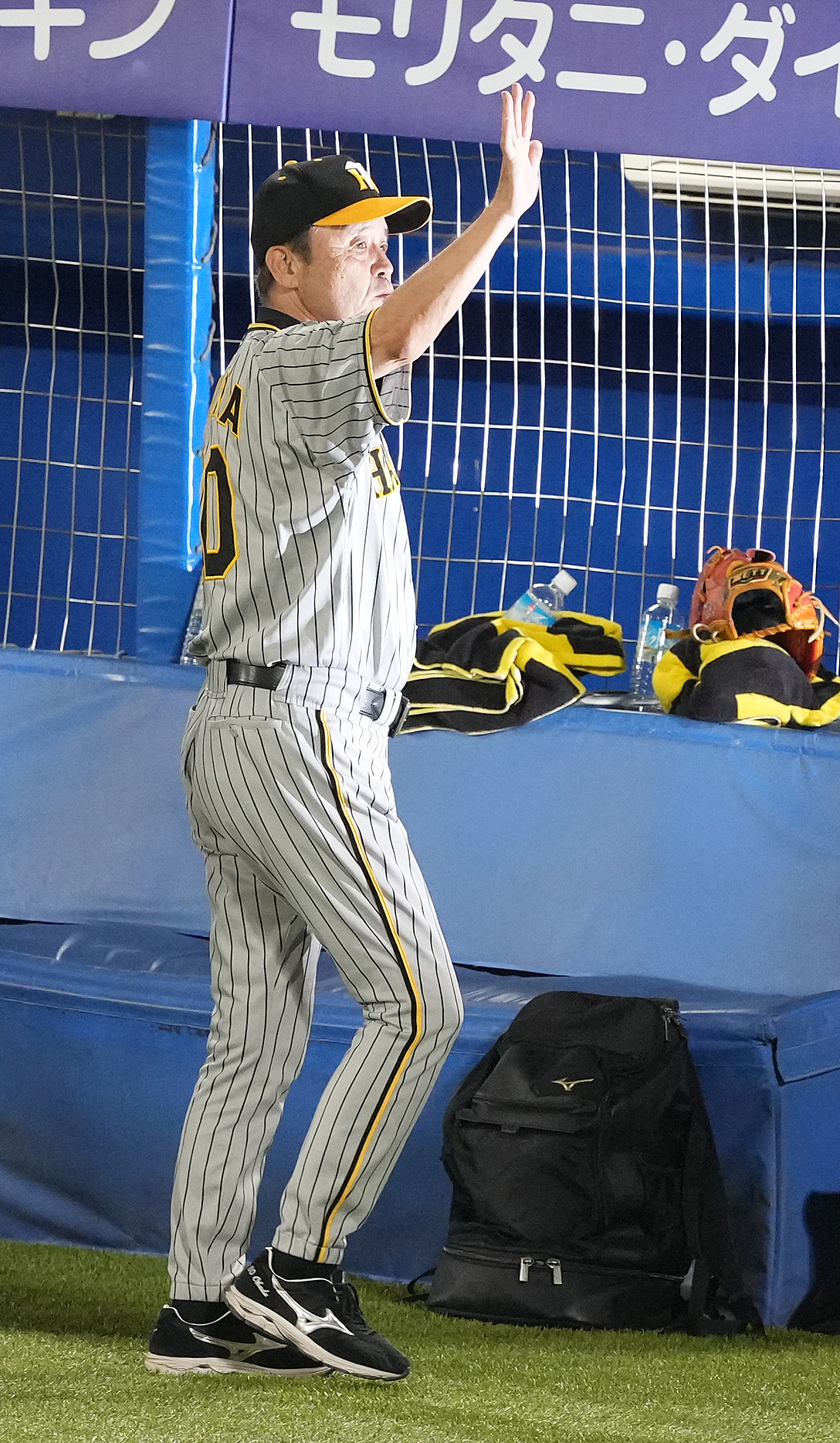 ヤクルト対阪神　ヤクルトに勝利し、ファンの声援に応える阪神岡田監督（撮影・鈴木みどり）