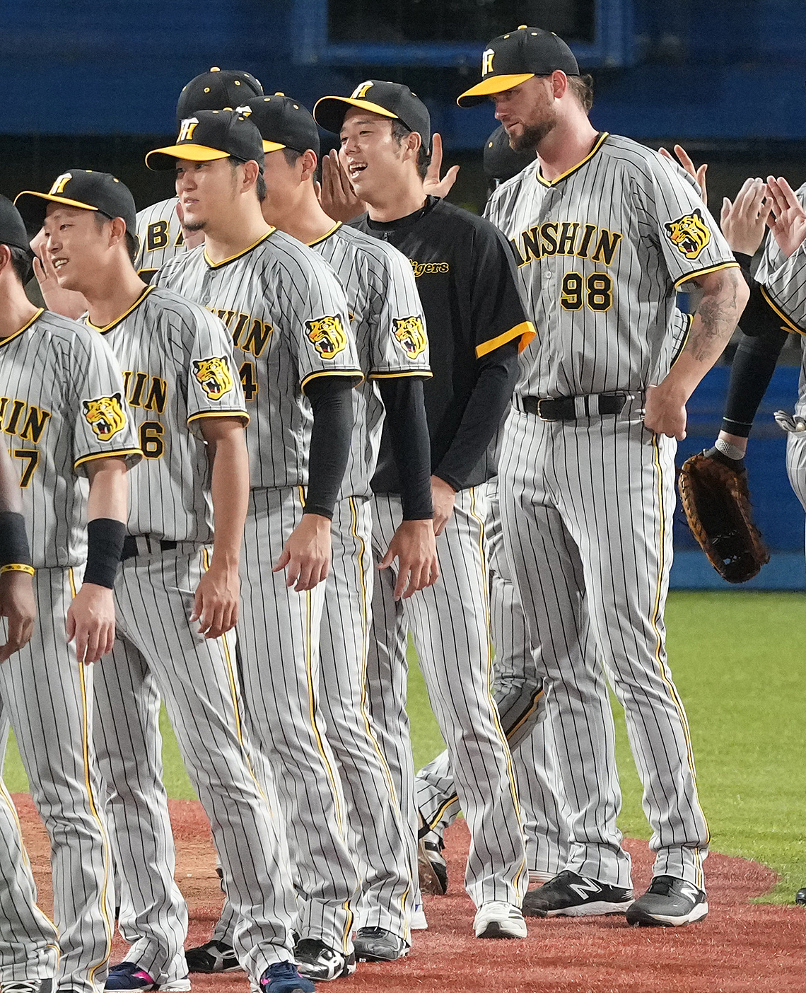 ヤクルト対阪神　ヤクルトに勝利し、ナインを迎える阪神青柳（中央）（撮影・鈴木みどり）
