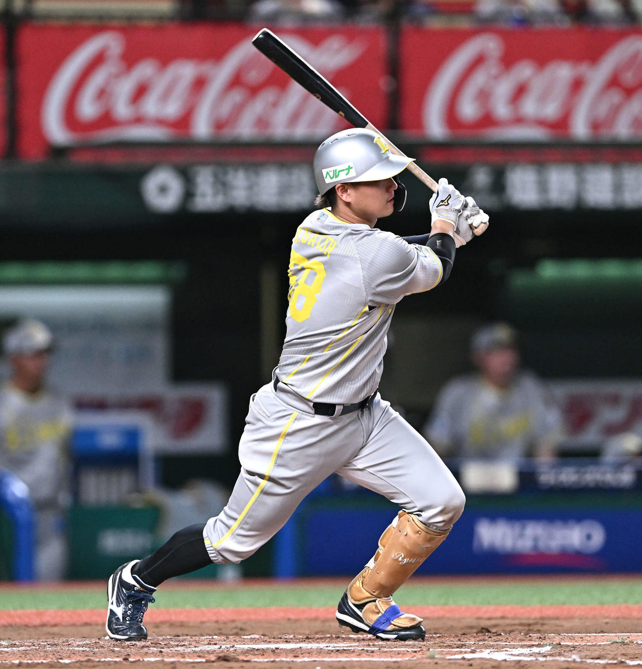 西武対ソフトバンク　6回裏西武2死一、二塁、佐藤龍は左前打を放つ（撮影・滝沢徹郎）