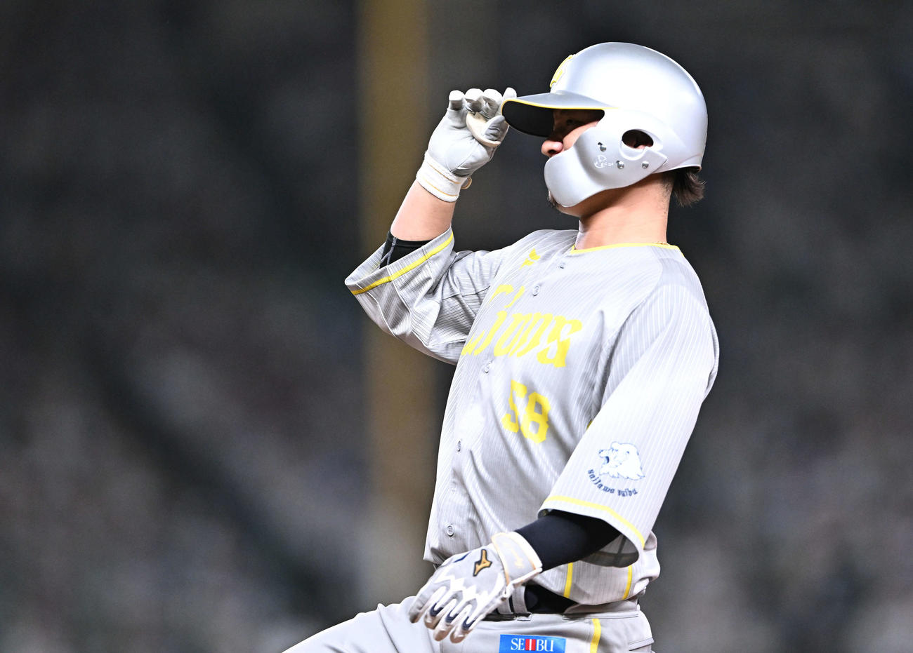 西武対ソフトバンク　6回裏西武2死一、二塁、佐藤龍は左前打を放ちポーズを決める（撮影・滝沢徹郎）