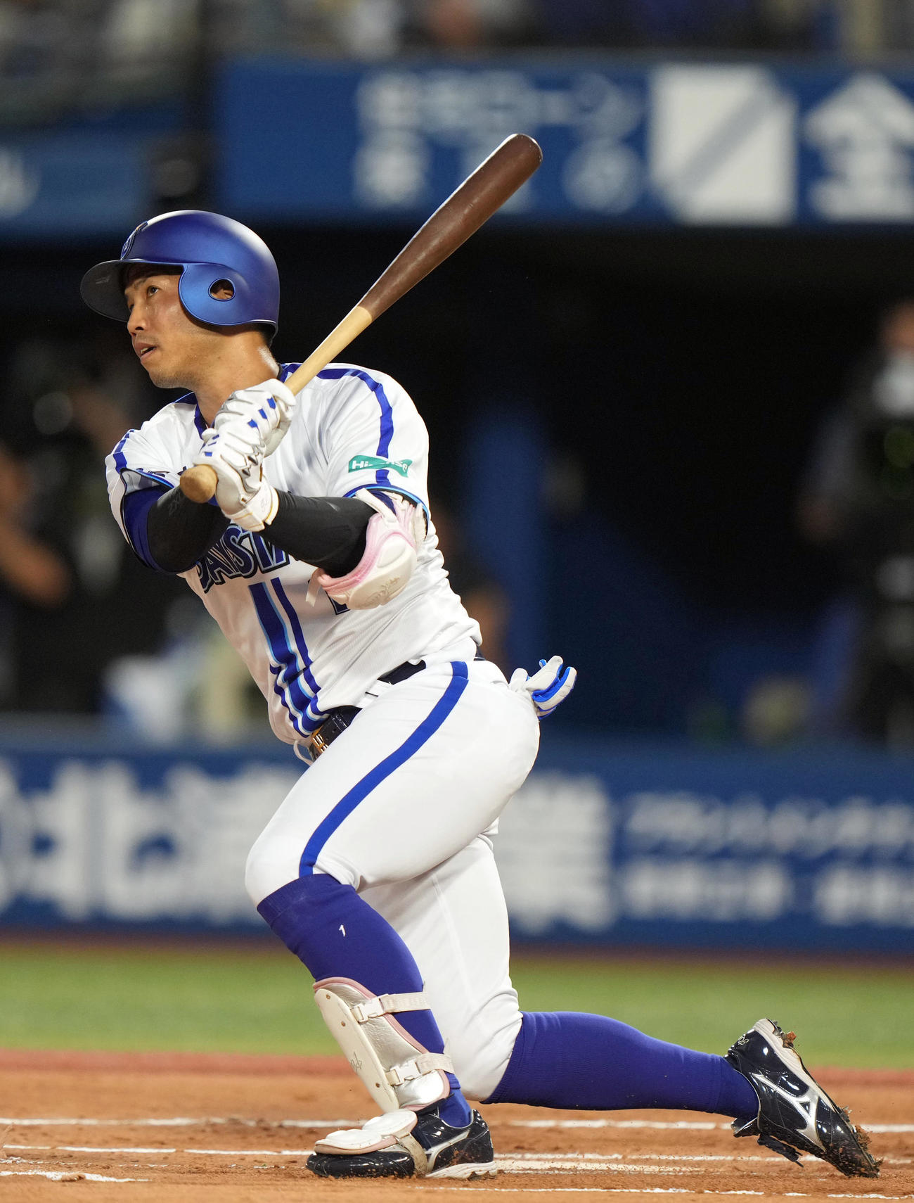 DeNA対巨人　1回裏DeNA無死二塁、先制適時二塁打を放つ桑原（撮影・狩俣裕三）