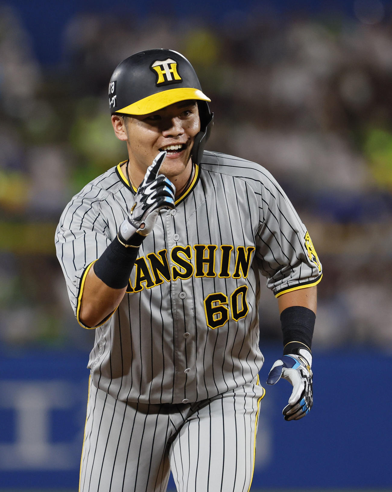 3回表阪神2死一、二塁、2点適時三塁打を放ち、ナインにアピールする小野寺（撮影・藤尾明華）