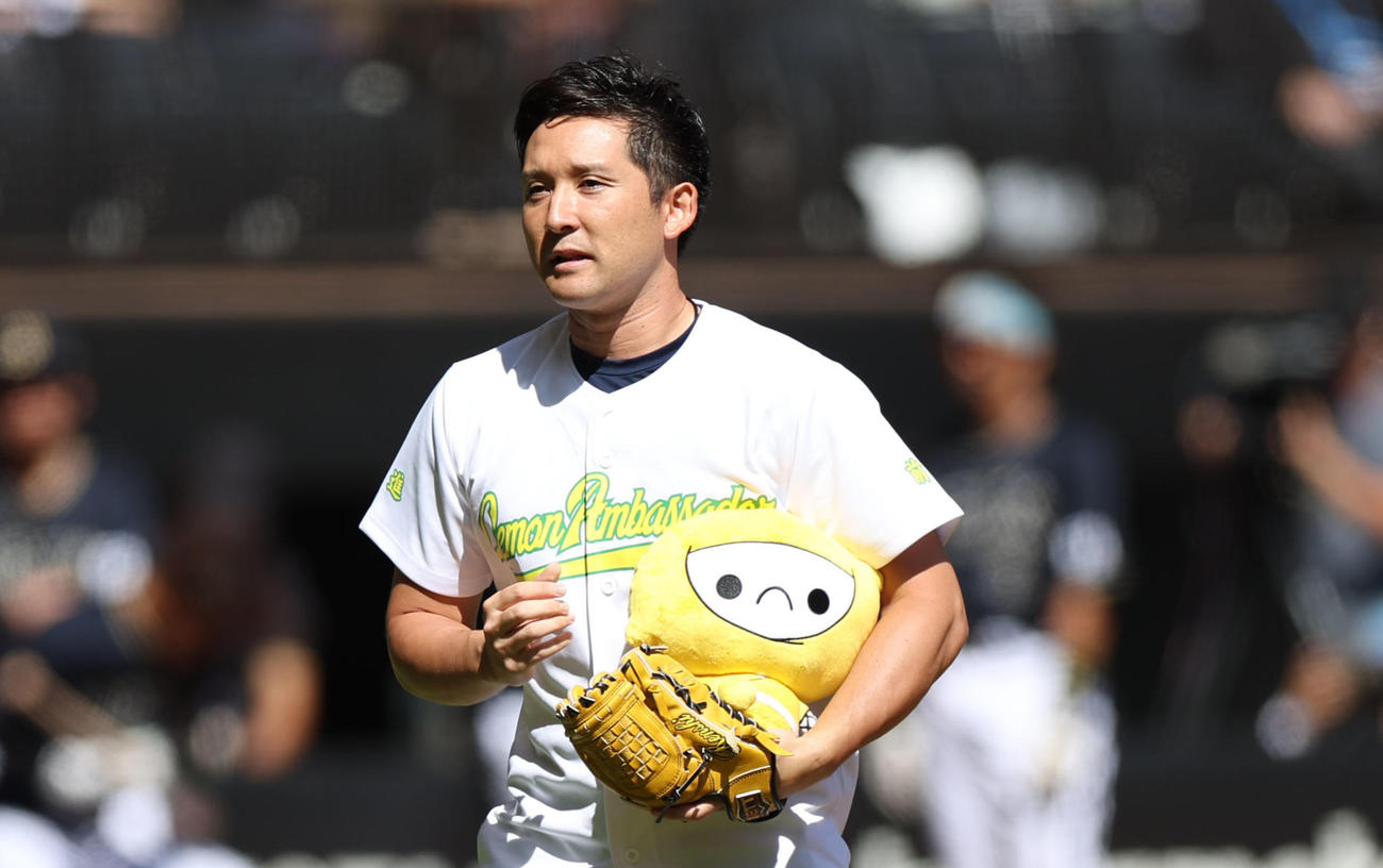 試合前、始球式を務める杉谷氏（撮影・佐藤翔太）