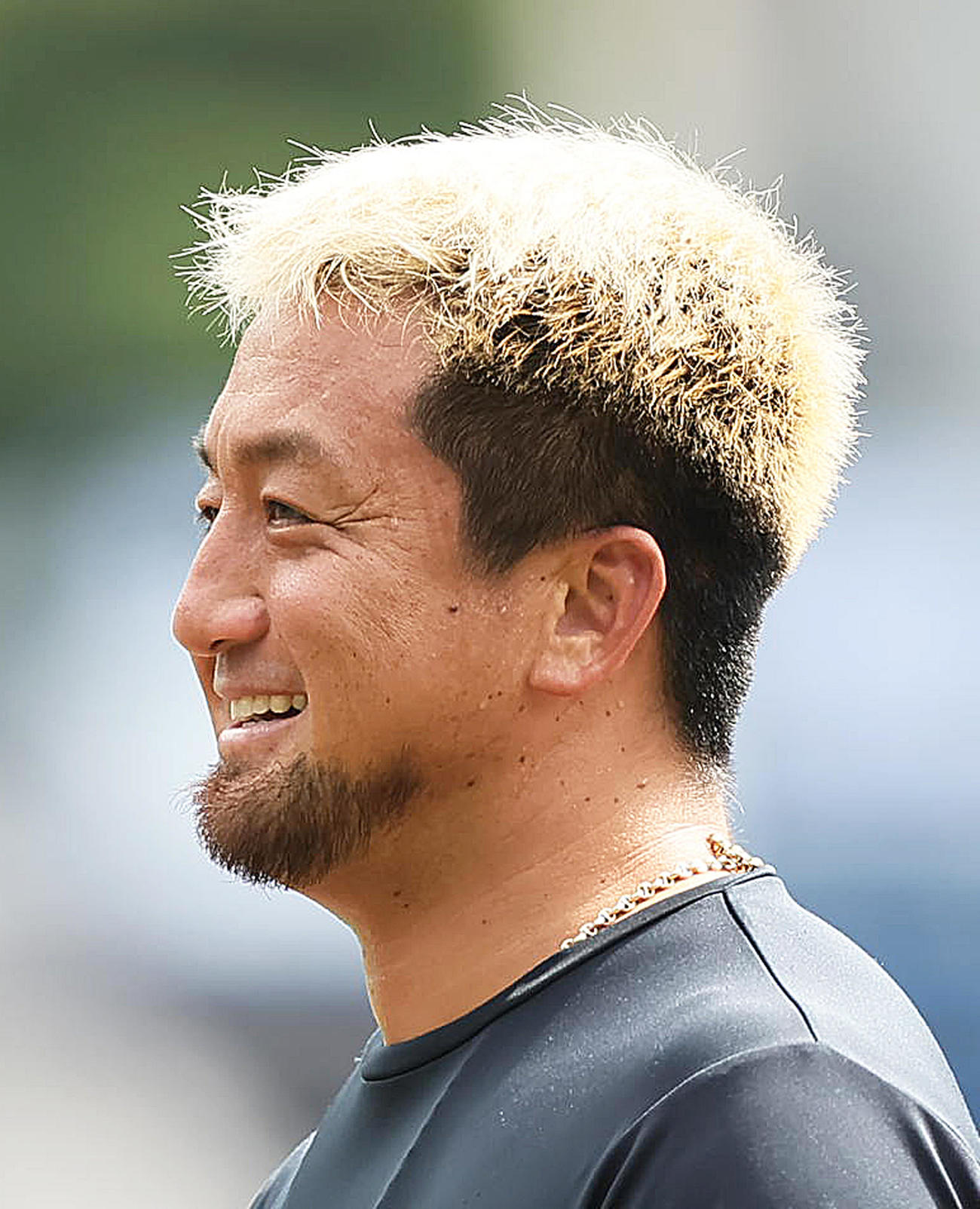 練習中、笑顔を見せるロッテ沢村（撮影・足立雅史）