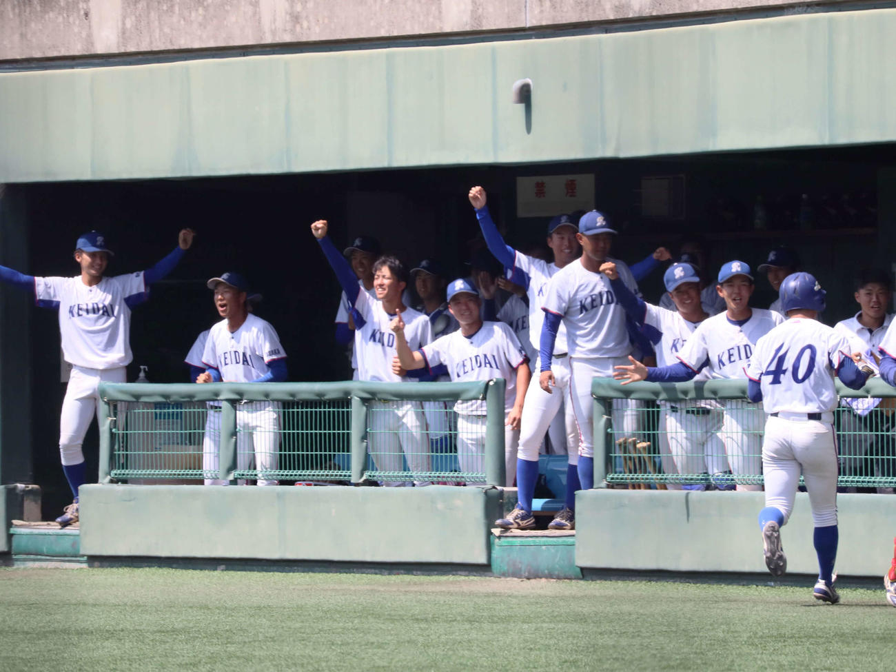 関西6大学野球秋季リーグ戦　京産大対大経大5回2番柴崎聖人外野手の中適時二塁打に喜ぶ大経大ナイン（撮影・村松万里子）