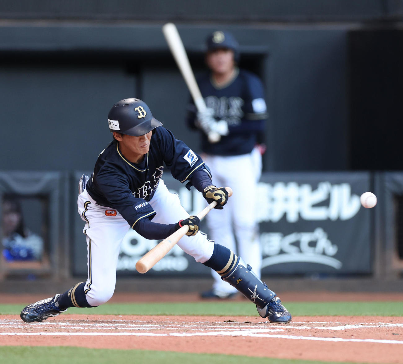 日本ハム対オリックス　7回表オリックス1死一、二塁、佐野皓はスクイズを決める（撮影・佐藤翔太）