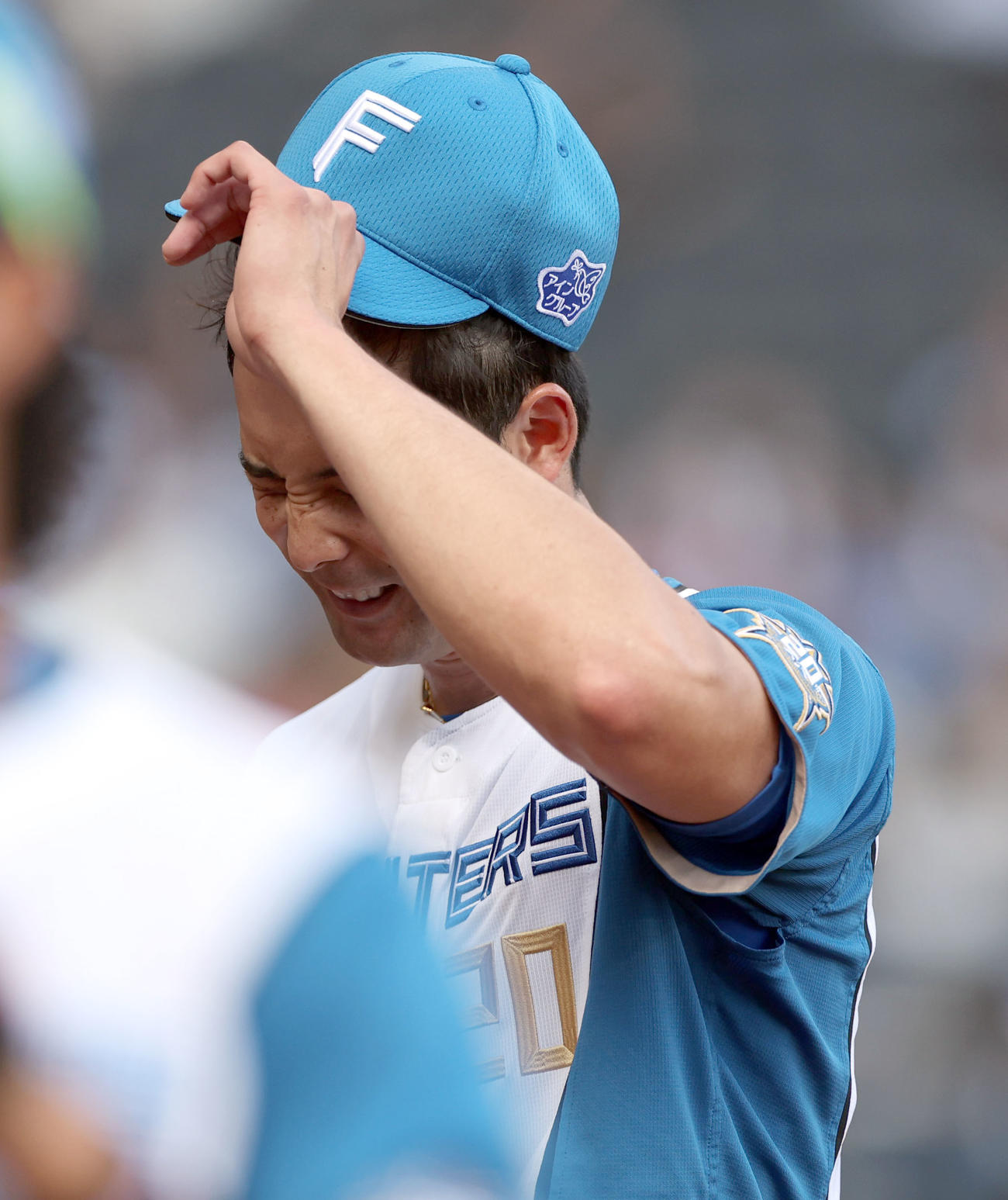 日本ハム対オリックス　6回表、追加点を許し顔をしかめる上原（撮影・佐藤翔太）