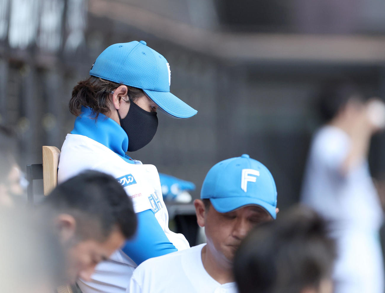 日本ハム対オリックス　ベンチでうつむく日本ハム新庄監督（撮影・佐藤翔太）