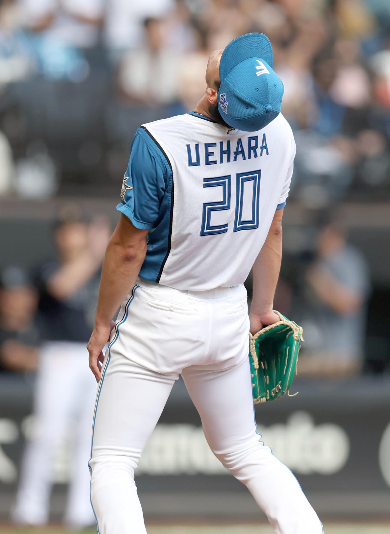 日本ハム対オリックス　6回表オリックス2死、頓宮に中越え本塁打を浴び天を仰ぐ上原（撮影・佐藤翔太）