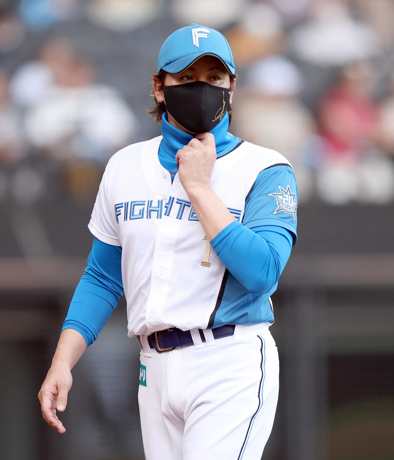 日本ハム対オリックス　選手交代を告げる日本ハム新庄監督（撮影・佐藤翔太）