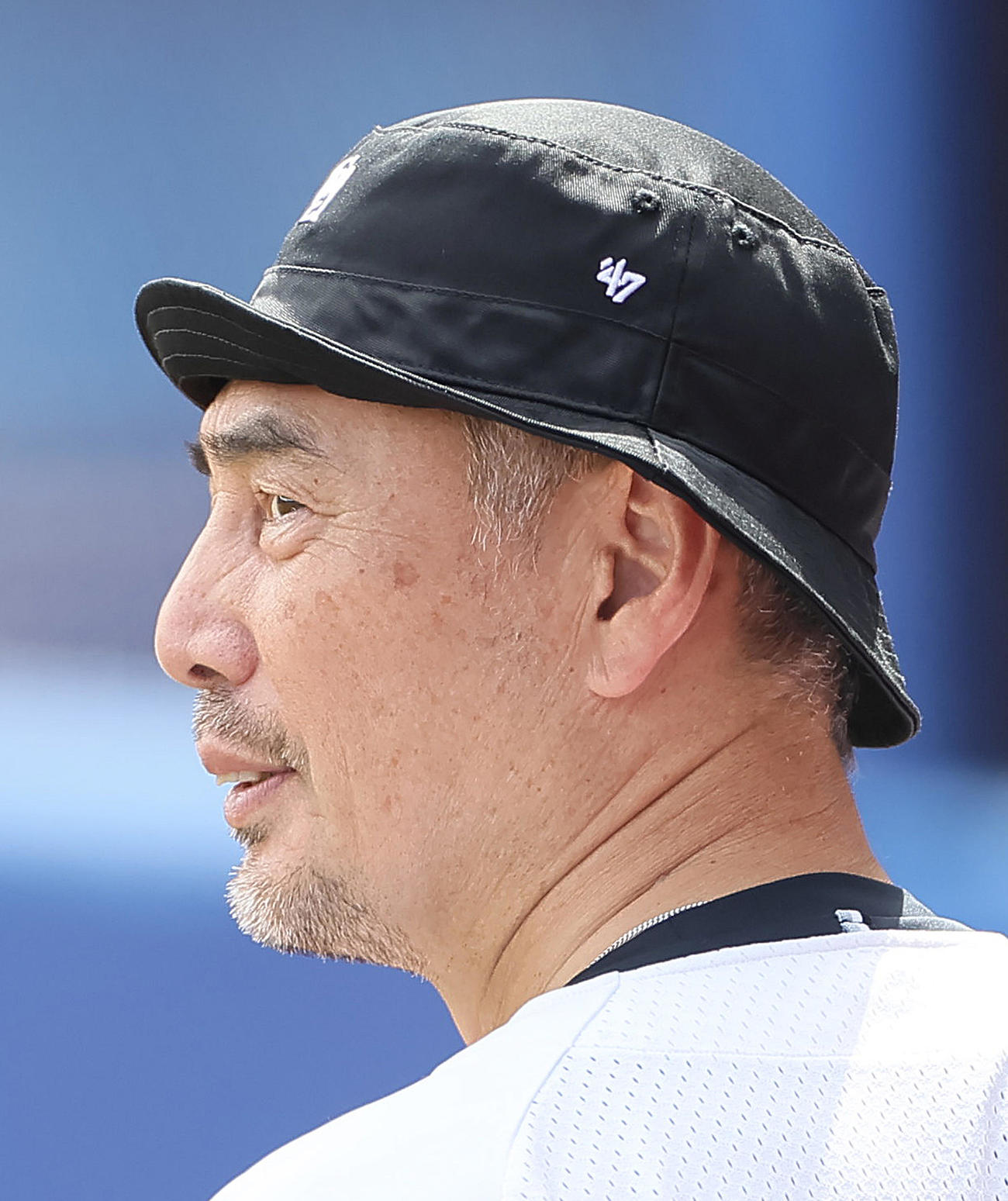 ハットをかぶり、練習を見つめるロッテ吉井監督（撮影・足立雅史）