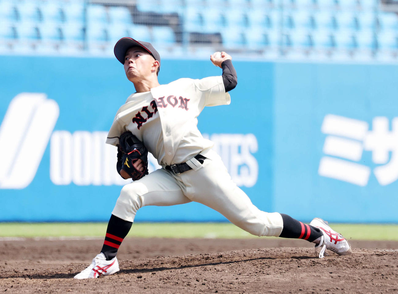 国学院大対日大　力投する日大先発の坂尾（撮影・鈴木正人）