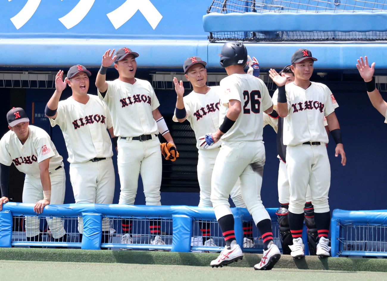 国学院大対日大　2回裏日大2死三塁、谷端の左前適時打で花崎（手前）が生還し喜び迎える選手たち（撮影・鈴木正人）