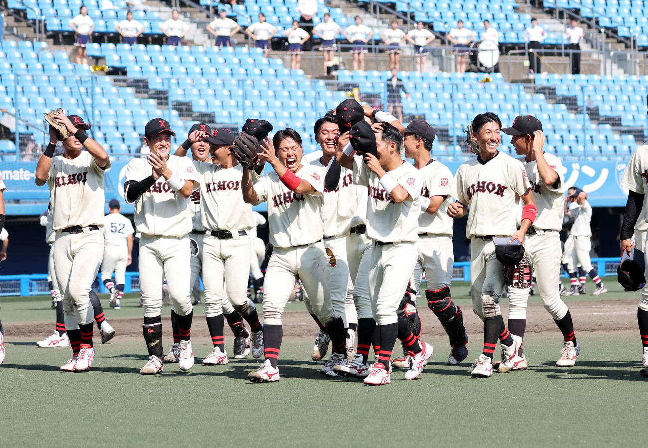 国学院大対日大　勝利し喜ぶ日大の選手たち（撮影・鈴木正人）