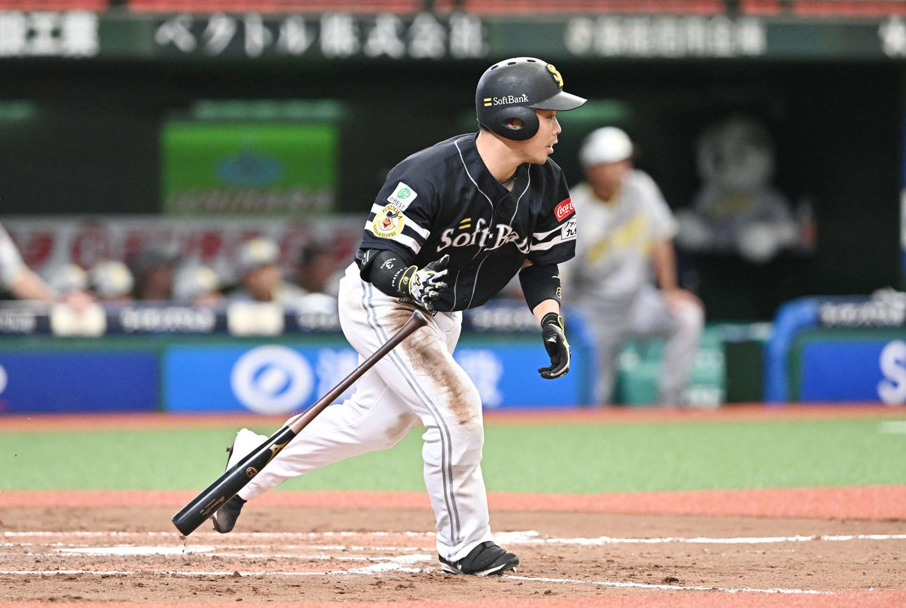 西武対ソフトバンク　7回表ソフトバンク2死三塁、近藤は中前適時打を放つ（撮影・滝沢徹郎）