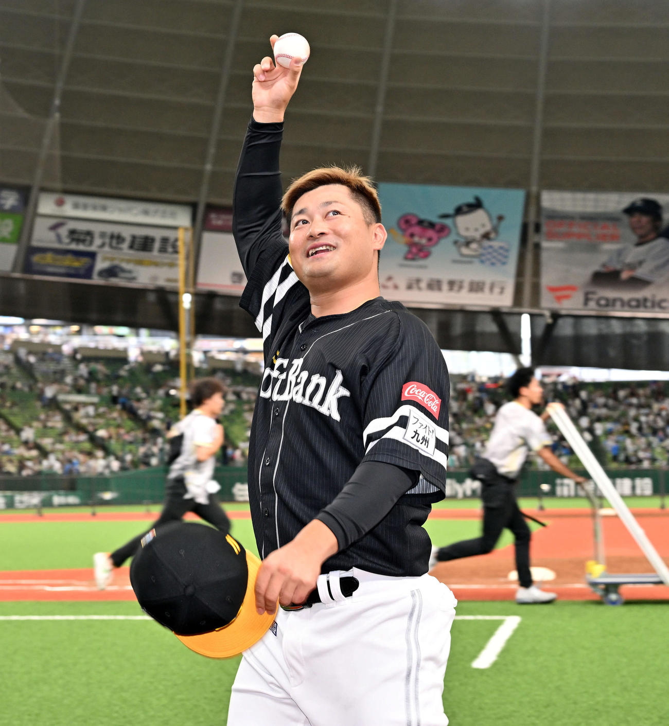 西武対ソフトバンク　試合後、勝利投手のソフトバンク森は記念球をファンに掲げ引き揚げる（撮影・滝沢徹郎）
