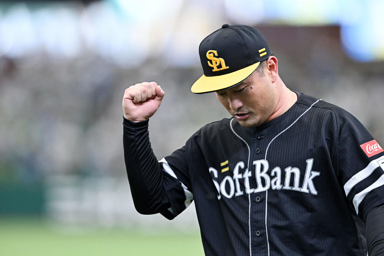 西武対ソフトバンク　5回裏西武2死二塁、源田を投ゴロに打ち取りガッツポーズする森（撮影・滝沢徹郎）