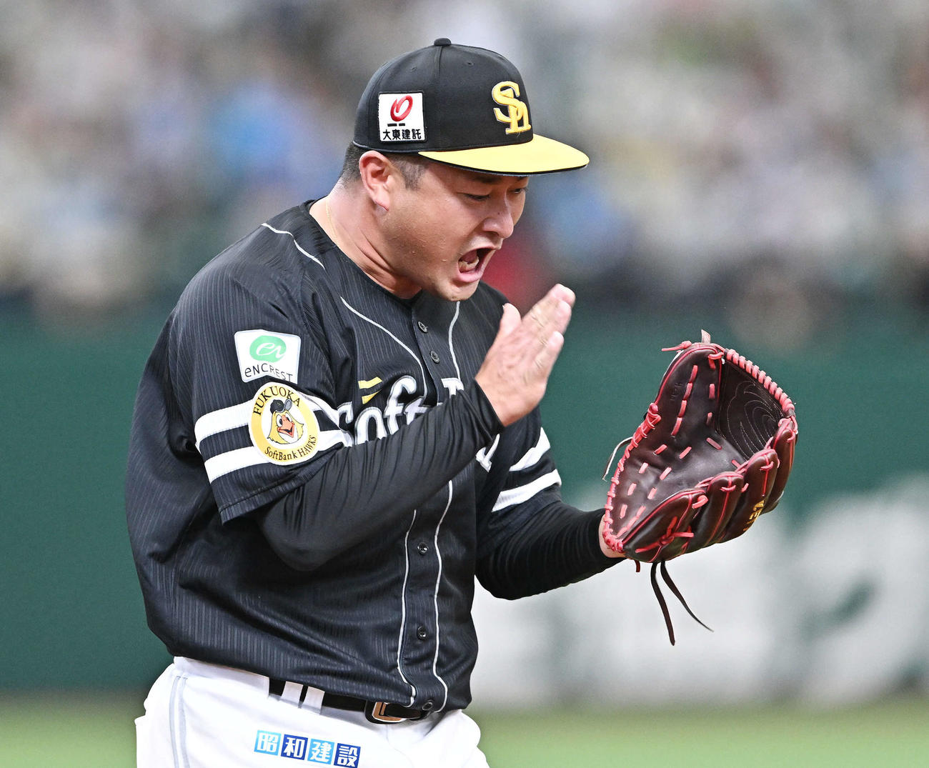 西武対ソフトバンク　5回裏西武2死二塁、源田を投ゴロに打ち取りグラブをたたく森（撮影・滝沢徹郎）