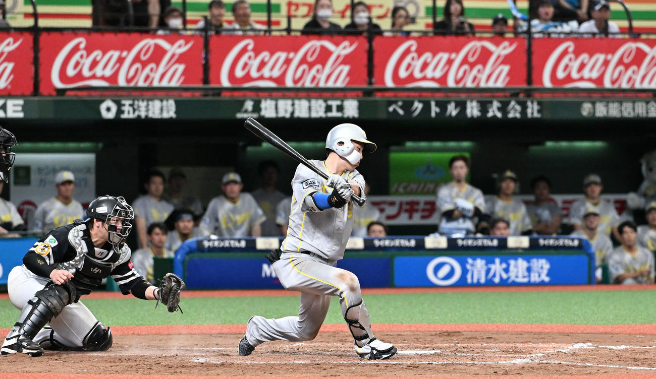 西武対ソフトバンク　9回裏西武2死一、二塁、源田は空振り三振に倒れる（撮影・滝沢徹郎）