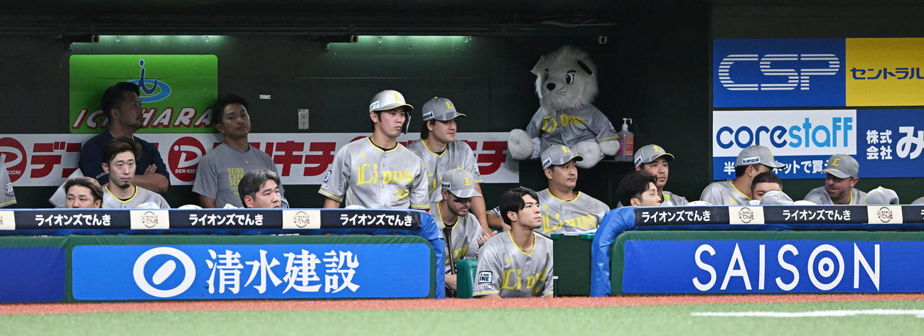 西武対ソフトバンク　9回裏、ベンチで浮かない表情の西武の選手たち（撮影・滝沢徹郎）