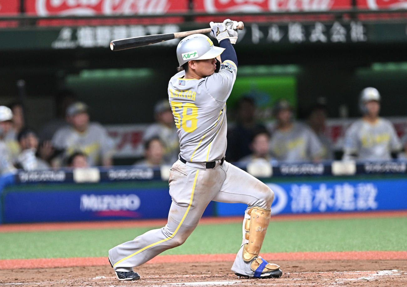 西武対ソフトバンク　9回裏西武1死、佐藤龍は左翼に二塁打を放つ（撮影・滝沢徹郎）