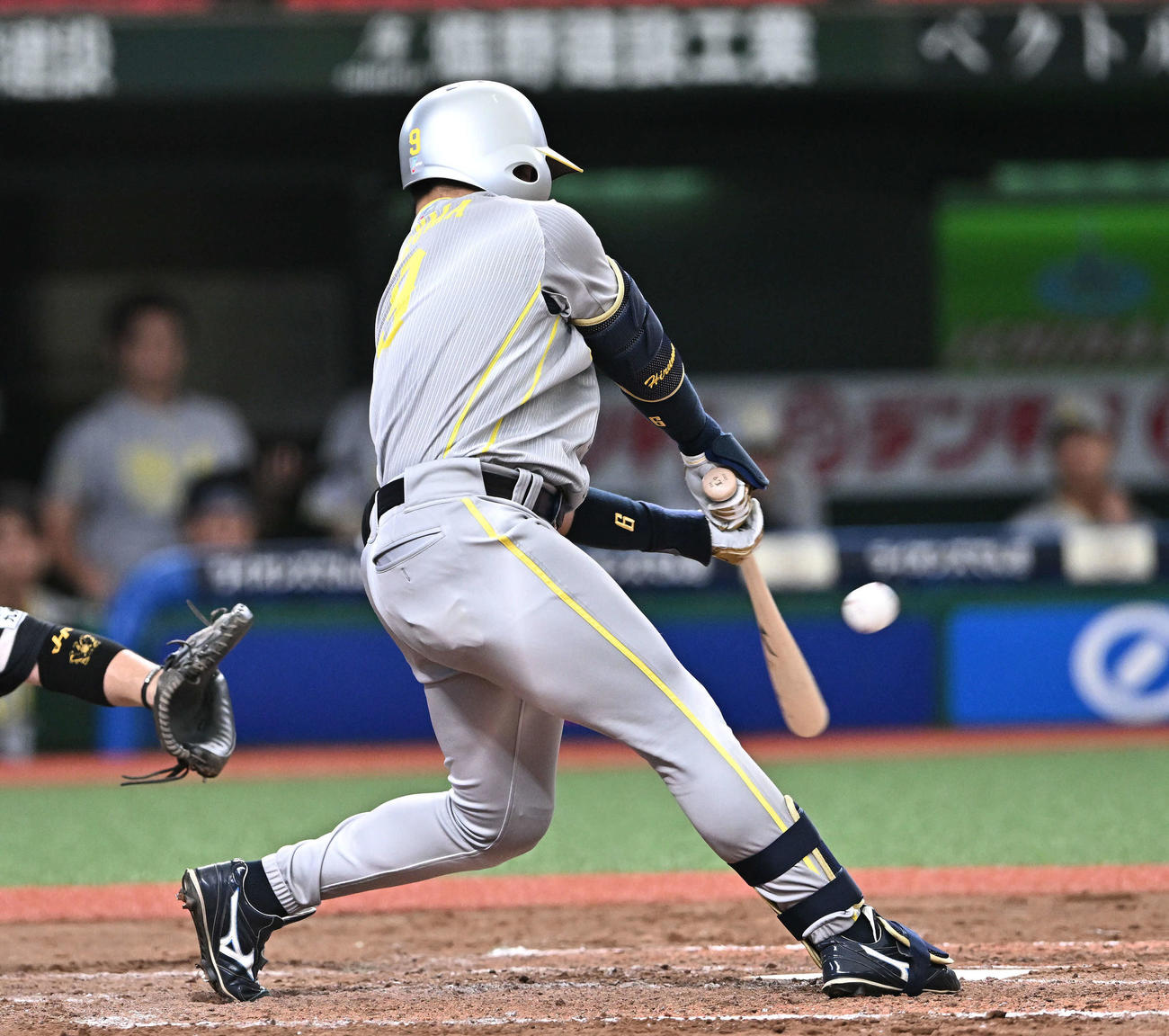西武対ソフトバンク　8回裏西武無死一、三塁、蛭間は左犠飛を放つ（撮影・滝沢徹郎）