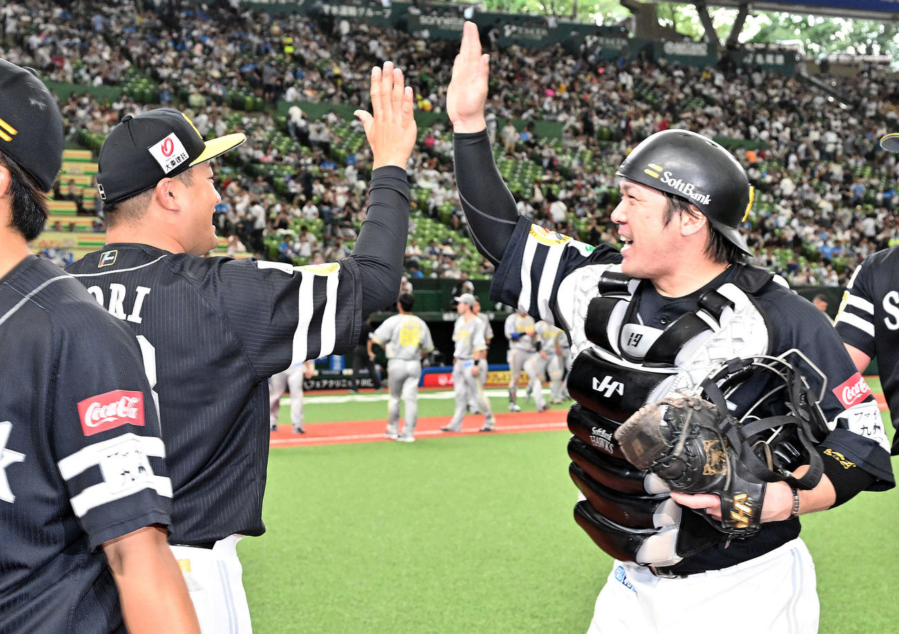 西武対ソフトバンク　試合後、勝利投手のソフトバンク森（左）は捕手甲斐とタッチをかわす（撮影・滝沢徹郎）