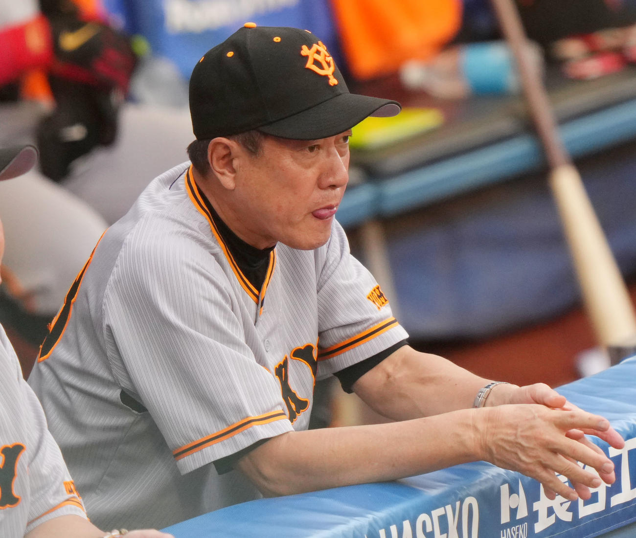 DeNA対巨人　試合を見つめる巨人原監督（撮影・横山健太）