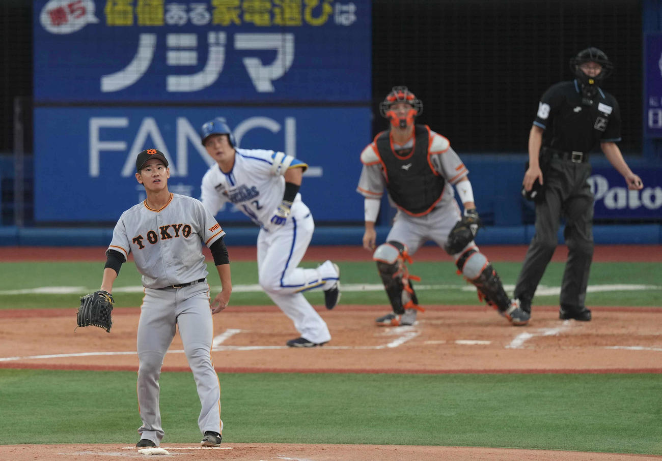 DeNA対巨人　1回裏DeNA2死三塁、牧に適時打を打たれる井上（撮影・狩俣裕三）