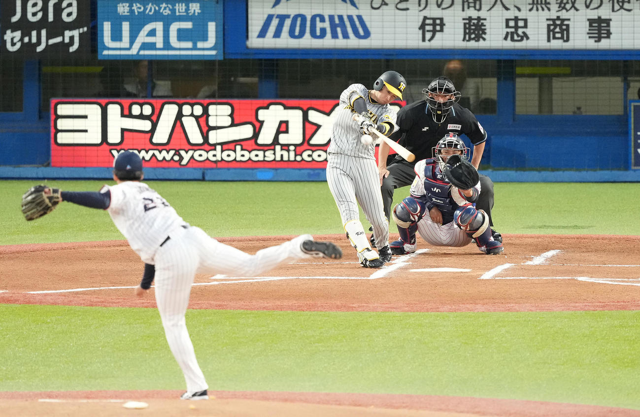 ヤクルト対阪神　1回表阪神無死、右三塁打を放つ近本。投手吉村（撮影・鈴木みどり）