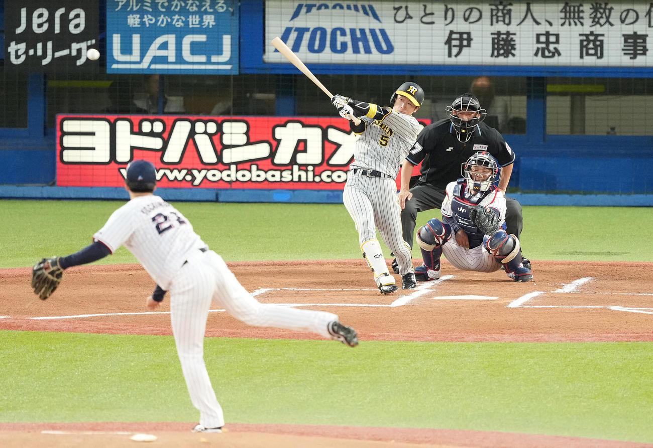 ヤクルト対阪神　1回表阪神無死、右三塁打を放つ近本。投手吉村（撮影・鈴木みどり）