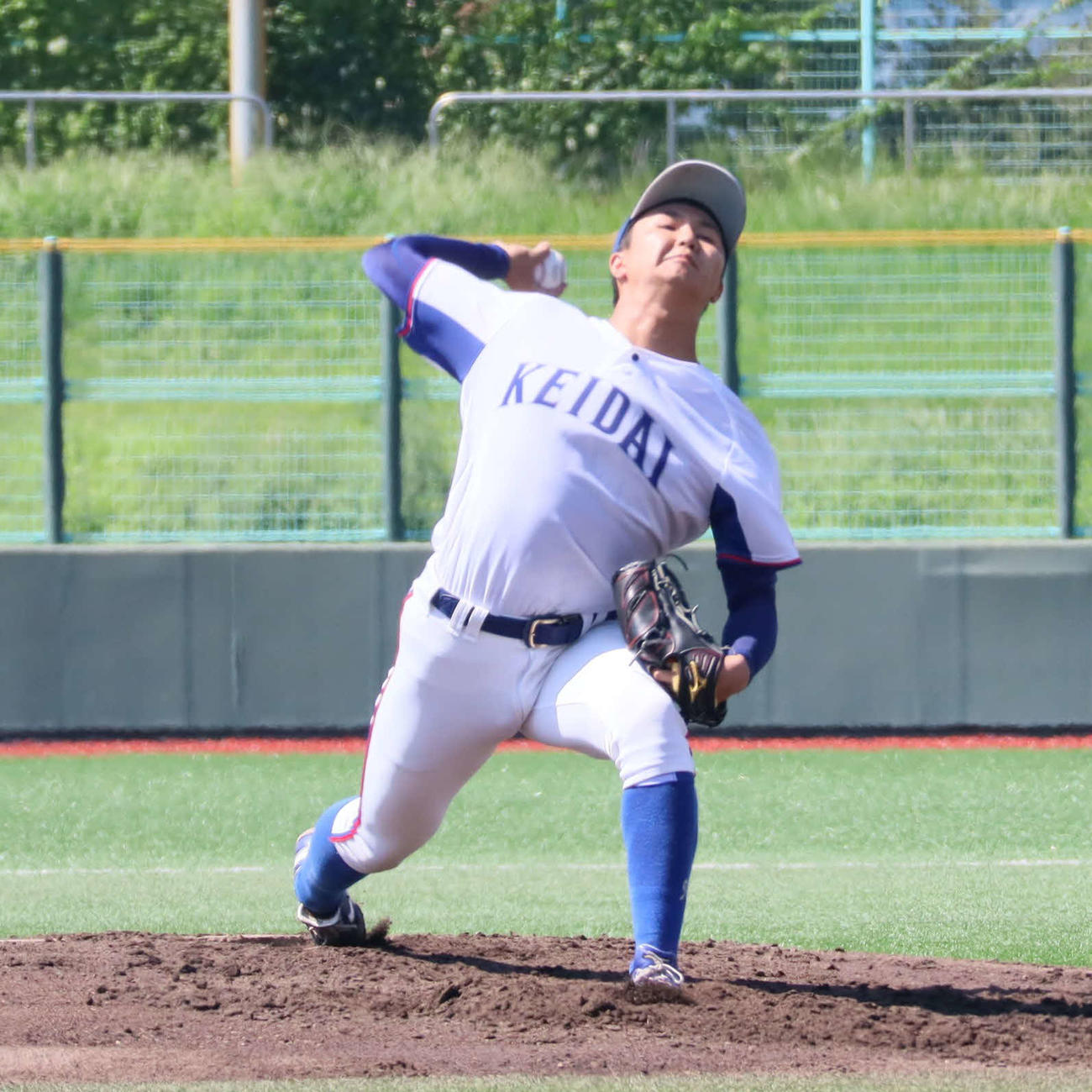 京産大対大経大京産大戦に先発した大経大の津田（撮影・村松万里子）