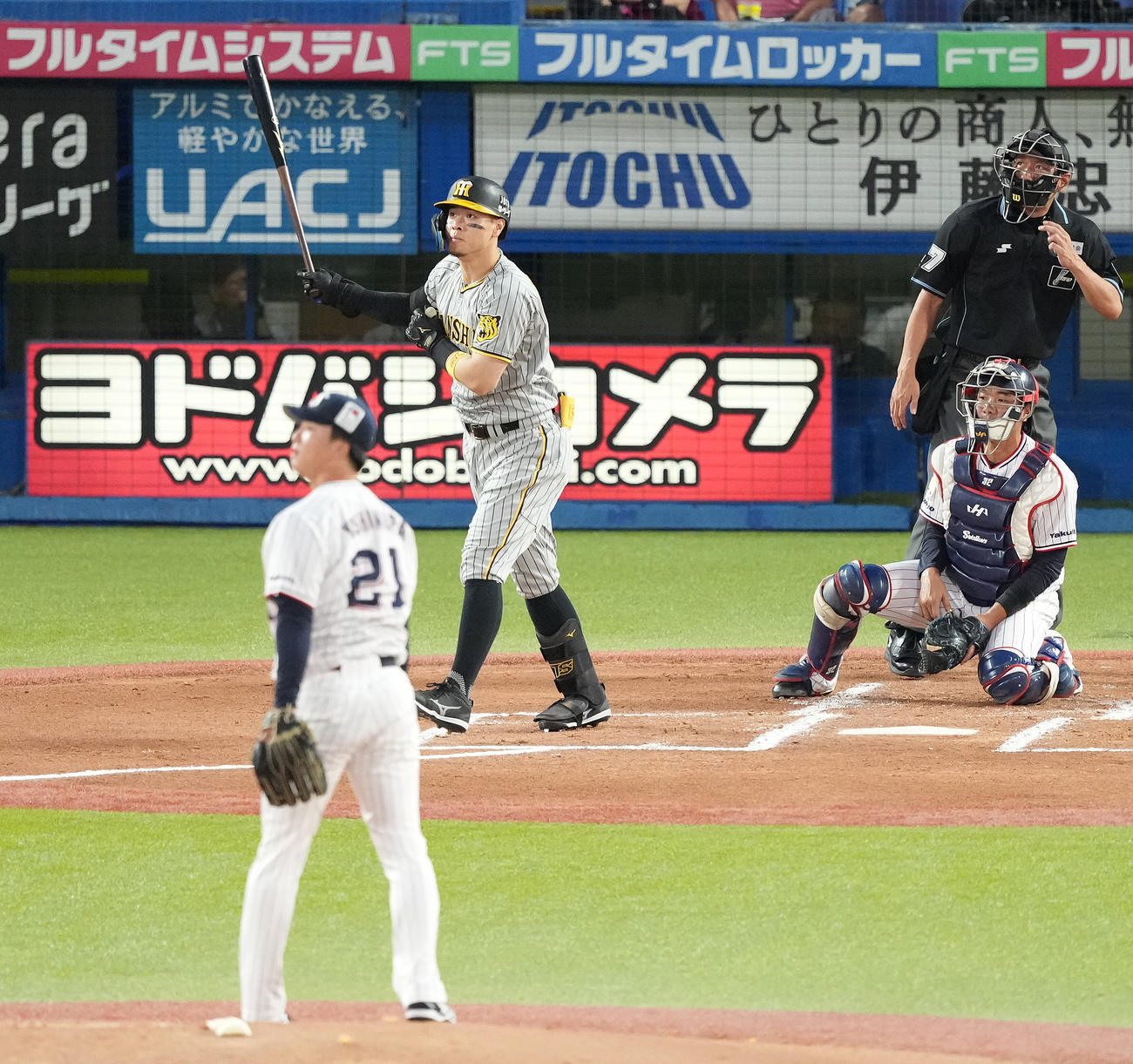 ヤクルト対阪神　1回表阪神1死二、三塁、右越え3点本塁打を放つ佐藤輝。投手吉村（撮影・鈴木みどり）