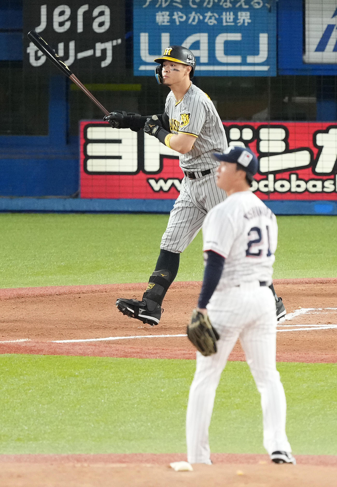 ヤクルト対阪神　1回表阪神1死二、三塁、右越え3点本塁打を放つ佐藤輝。投手吉村（撮影・鈴木みどり）