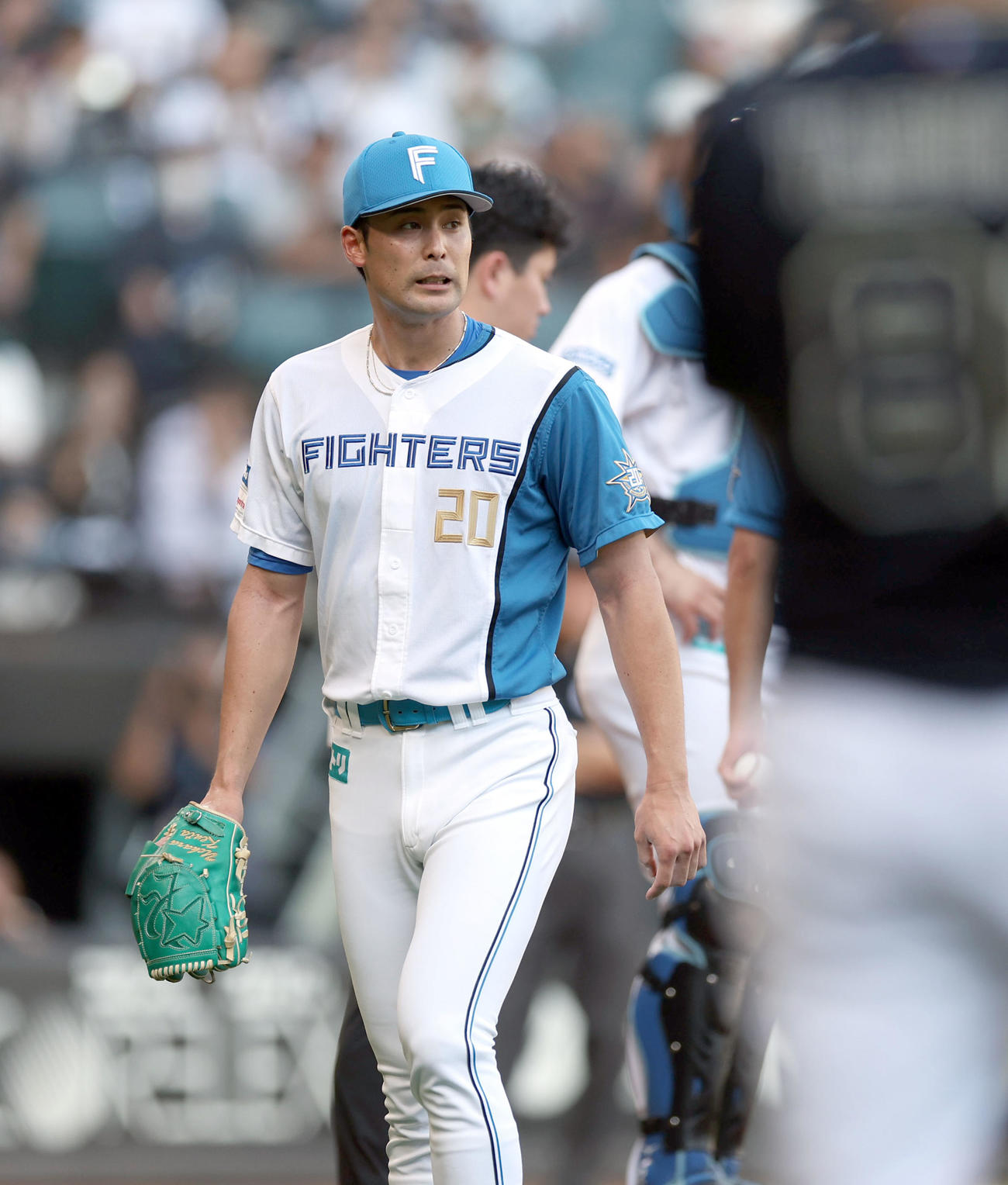 日本ハム対オリックス　7回表途中で降板する上原（撮影・佐藤翔太）