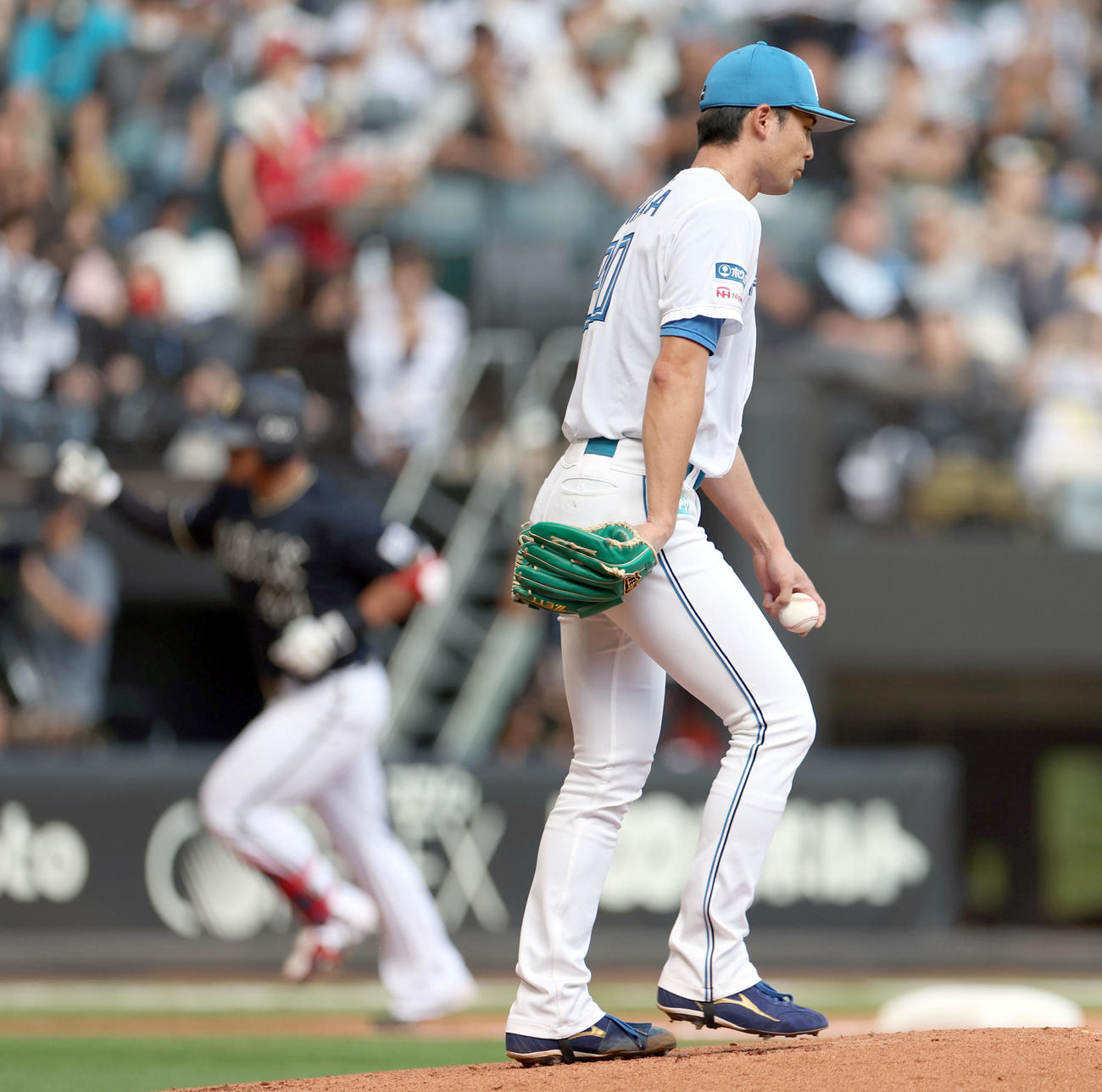 日本ハム対オリックス　6回表オリックス2死、頓宮に中越え本塁打を浴びる上原（撮影・佐藤翔太）