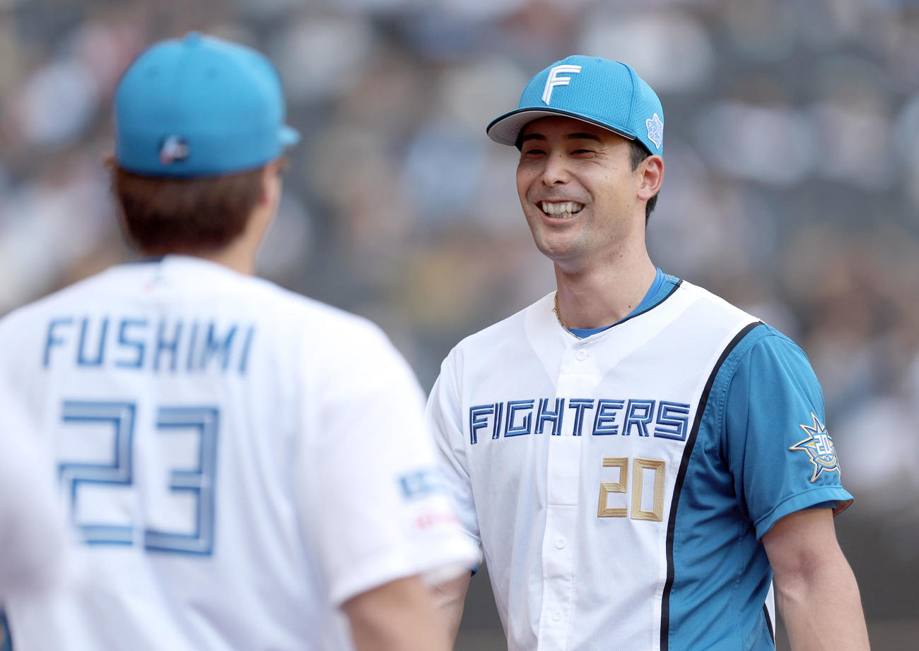 日本ハム対オリックス　5回表を無失点に抑え笑顔でベンチに戻る上原（撮影・佐藤翔太）