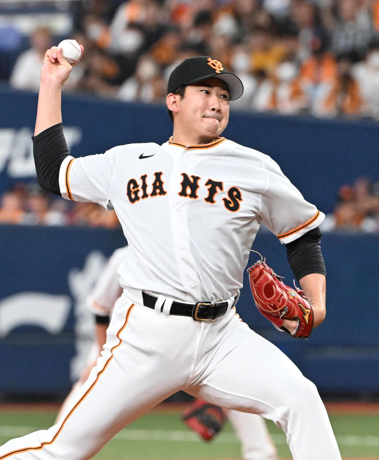 2023年8月30日、広島戦で力投する巨人菅野